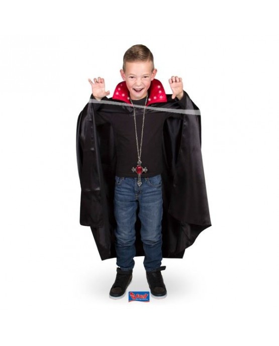 Čierny plášť s červeným golierom